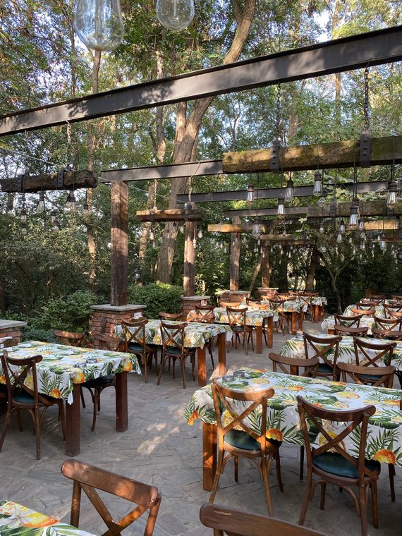 Ahşap pergola altında masalar